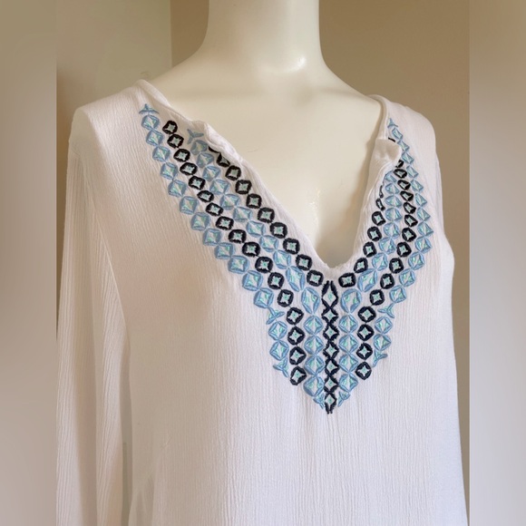 Crown & Ivy White 3/4 Sleeve Blue Embroidered Neck Detail Swimsuit Cover Size M - Picture 2 of 7